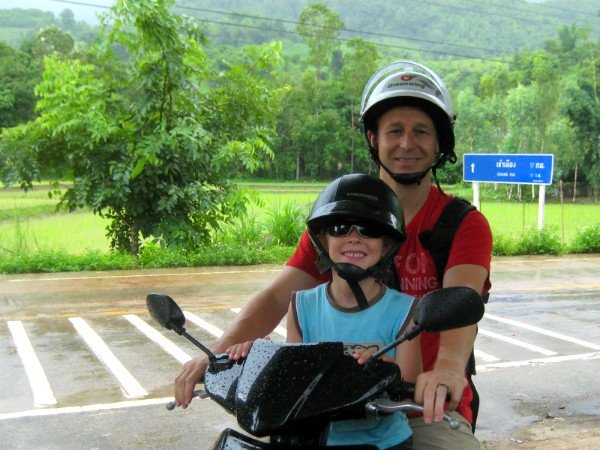 Patrick samen met Zeb op een scooter in Thailand