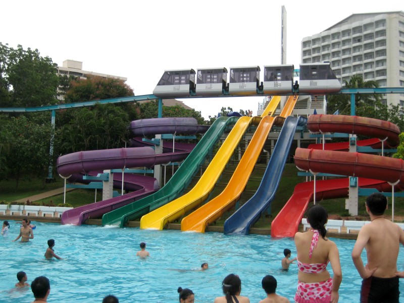 De monorail en glijbanen in Pattaya Park