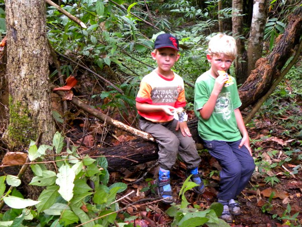 Pauze tijdens een jungletrek