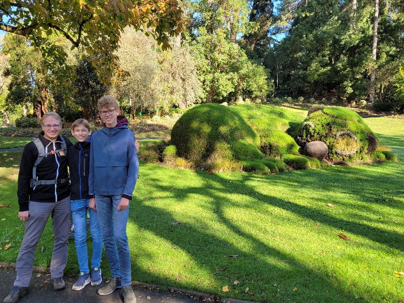 Een slapend grasfiguur in de Jardin des Plants