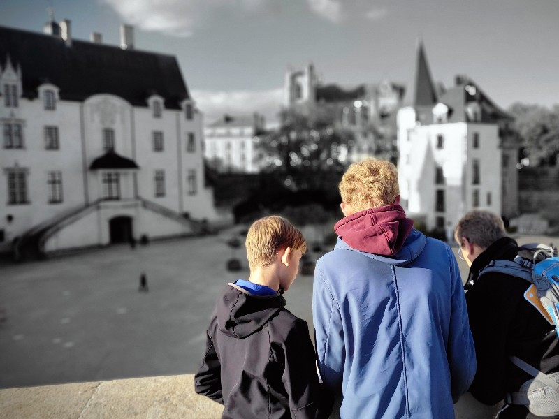 Vanaf de muur van het kasteel kijken we uit over de binnenplaats