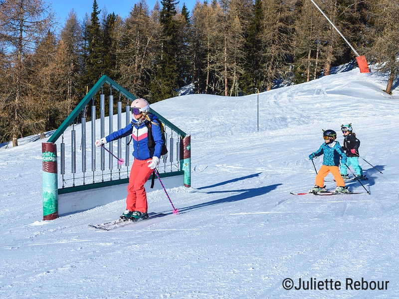 Muziek op een kinderpiste in het wintersportgebied Vallandry