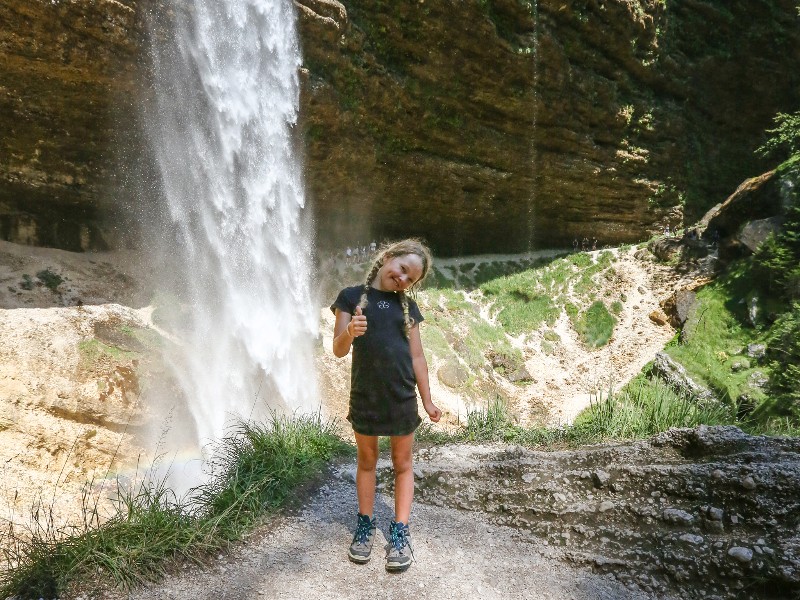Yeah! Stoere dochter die lekker afgekoeld is na de wandeling rondom de Peričnik waterval