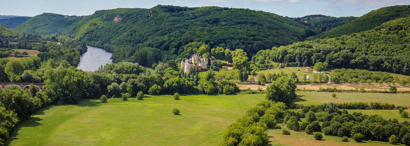 Uitzicht over het groene landschap van de Perigord-Noir.