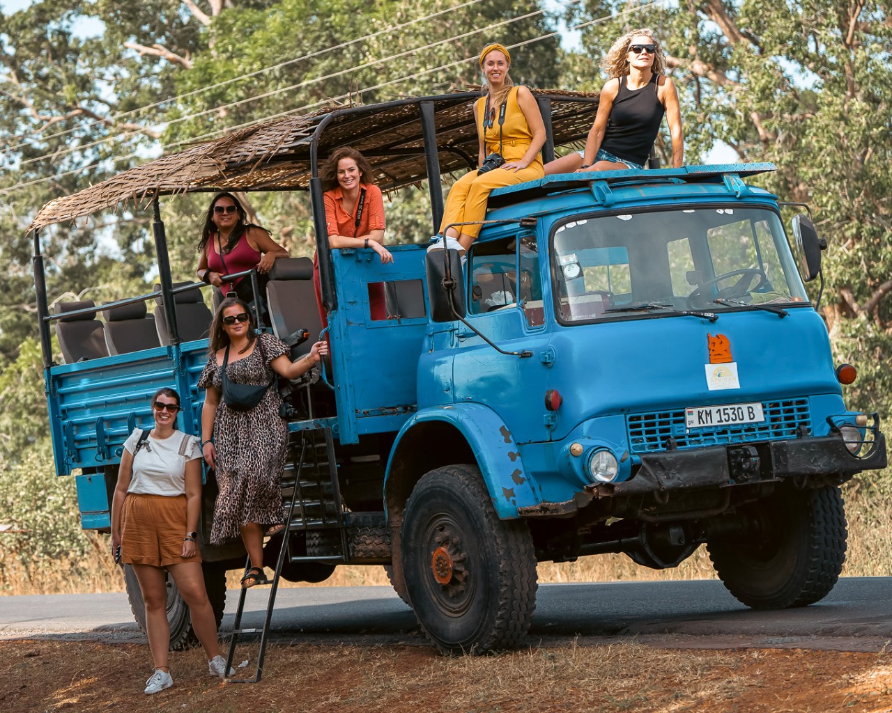 Elisabeth en de andere reizigers in een 4x4 truck van African Adventures in Gambia