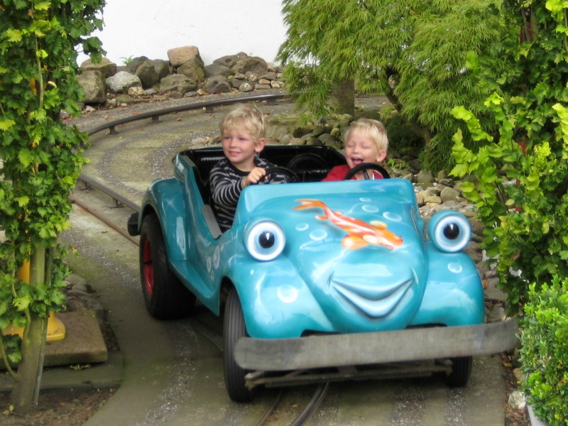 Zeb en Tycho in de auto bij Julianatoren