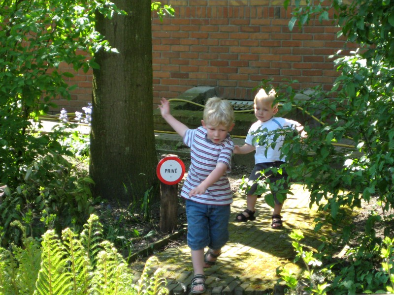 Laat de peuters bij een tussenstop lekker rennen