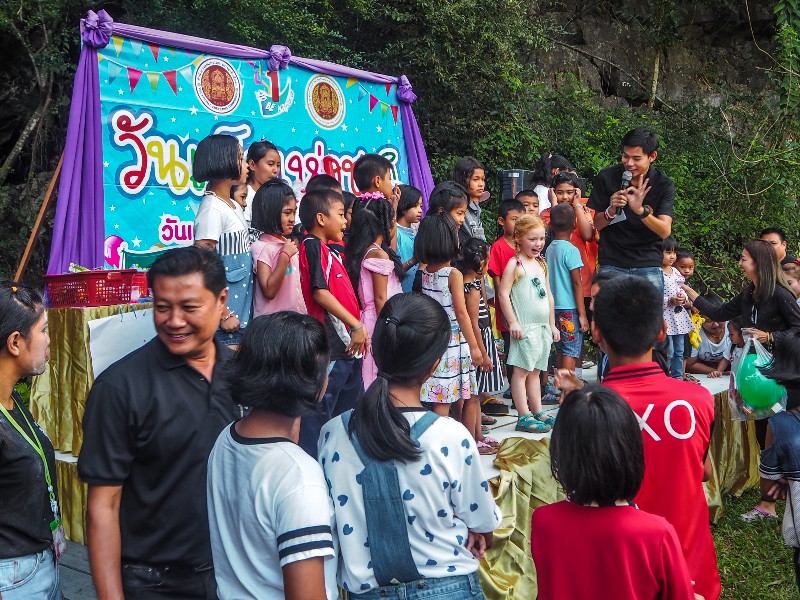 Meedansen met de lokale kinderen tijdens Childrens Day in Phang Nga town