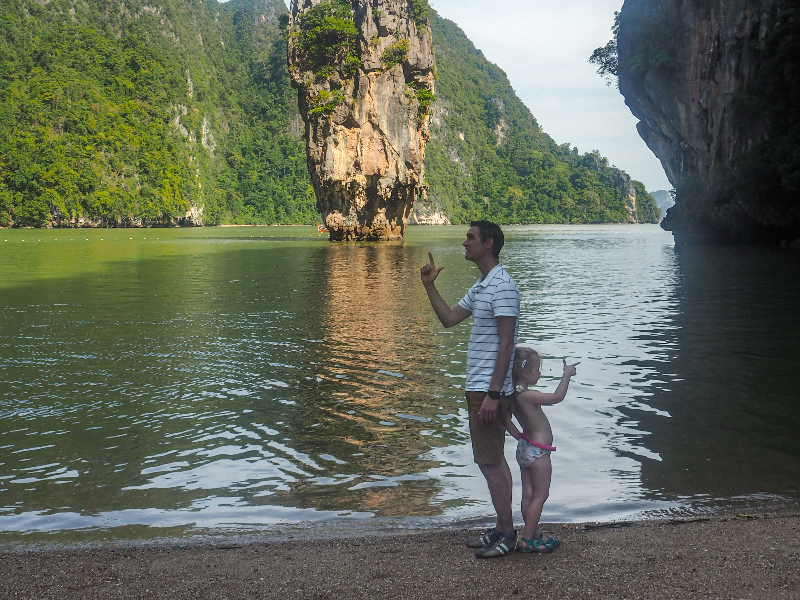 Vader en dochter in James Bond pose bij het einige echte James Bond Island in Thailand