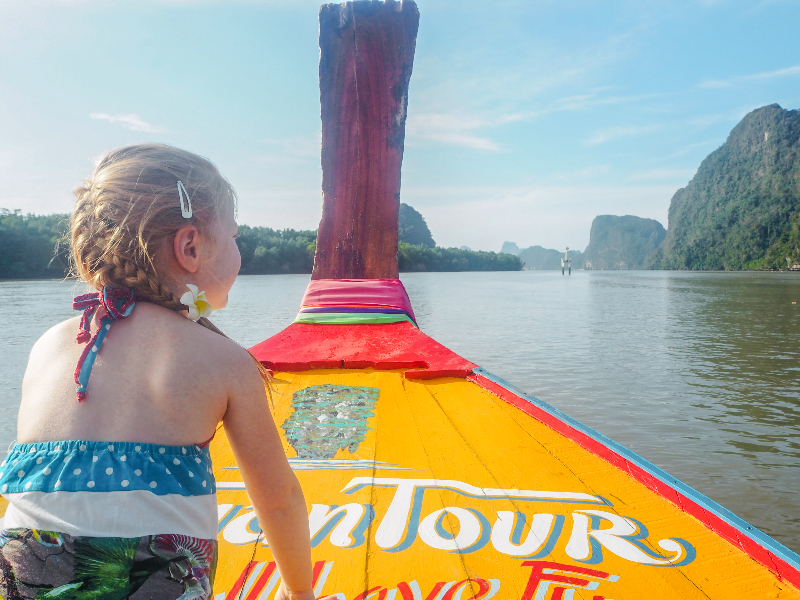 Heerlijk voorop de Longtailboot in Phang Nga Bay in Thailand