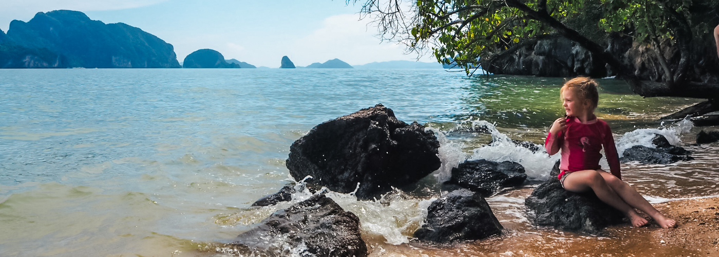 De dochter van reporter Marieke op het strand bij Phang Nga Bay in het Zuiden van Thailand