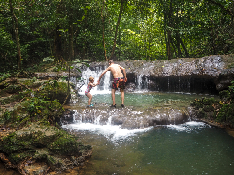Lekker spetteren bij de waterval in Sa Nang Manora Forest Park