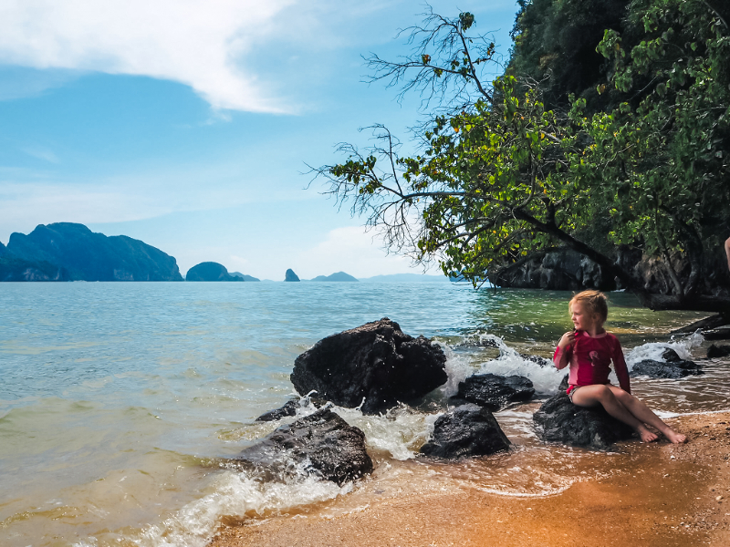 Lekker zwemmen in Phang Nga Bay in Thailand