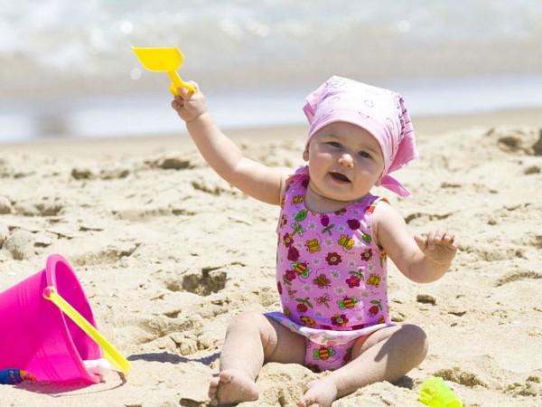 Baby op het strand