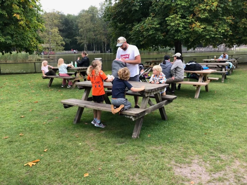 Picknicken aan een van de gezellige picknicktafels in Speelpark Oud Valkeveen met de kinderen