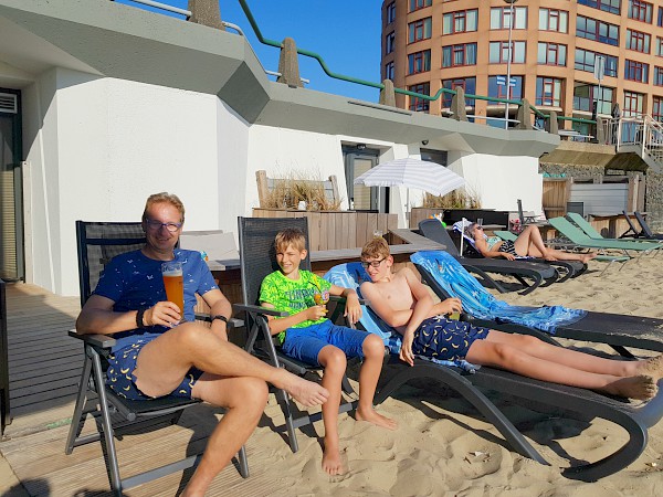 Genieten van de zon en een drankje voor de beachroom