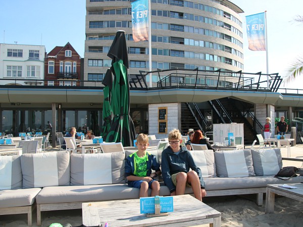 Loungen op het strandterras van pier 7
