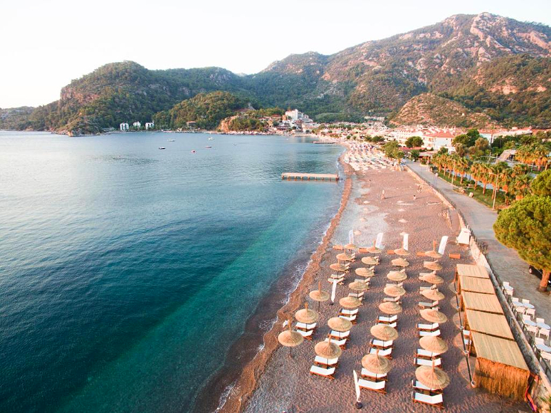 Het prachtige strand bij het Pilos Deluxe hotel in Turunç