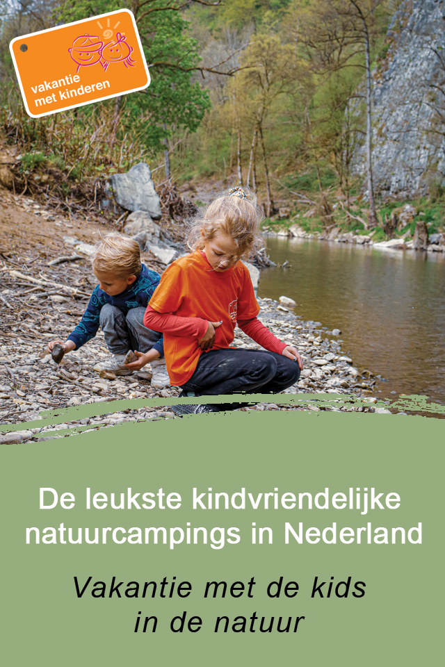 Kinderen vermaken zich tijdens hun kampeervakantie in de natuur aan het water