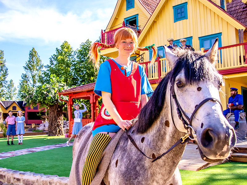 Pippi Langkous voor haar huis op een paard