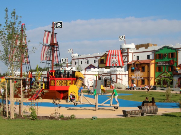 Het nieuwe Piratenhotel, met speelschip ervoor.