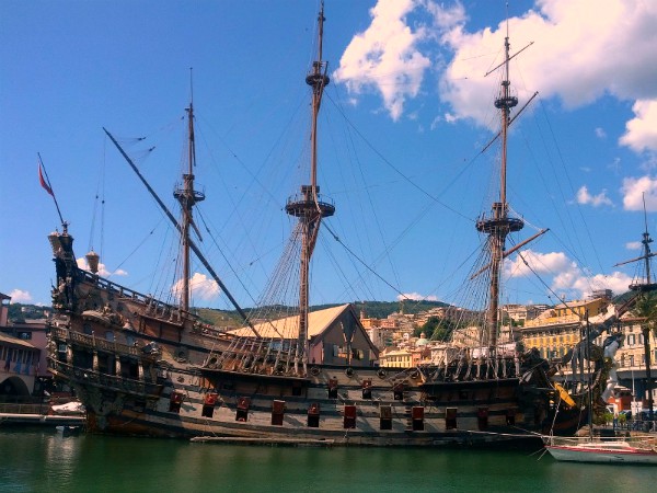 Het piratenschip in de haven van Genua