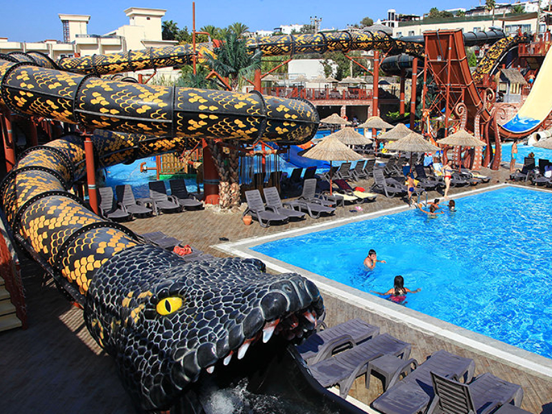 Een gedeelte van het Pirates Inn Cactus Aquapark, met de spannende anaconda glijbaan!