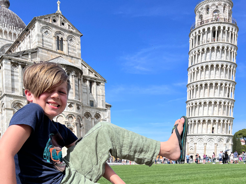 Duuk probeert de toren van Pisa om te duwen