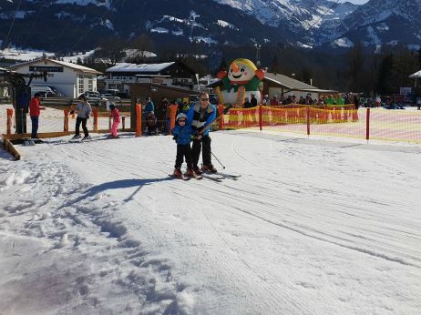 Patrick en onze kinderen op een piste in Fischen, De Duitse Allgaü