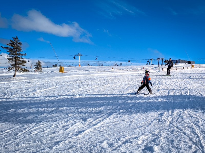 Brede blauwe pistes in Hundfjället