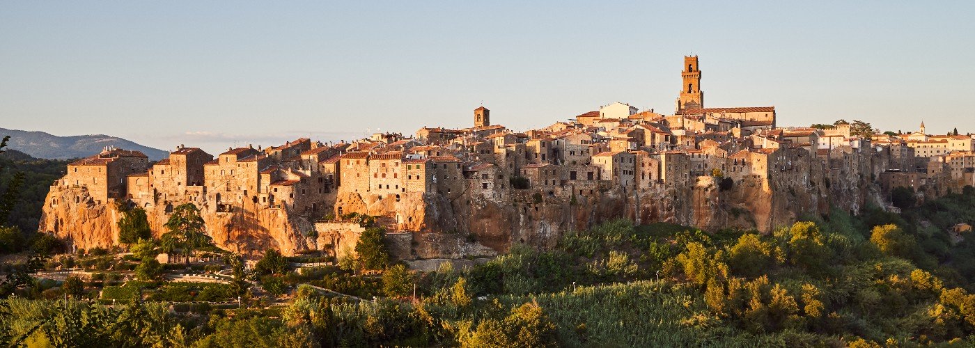 Een charmant Italiaans plaatsje in de middagzon in Toscane: Pitigliano.