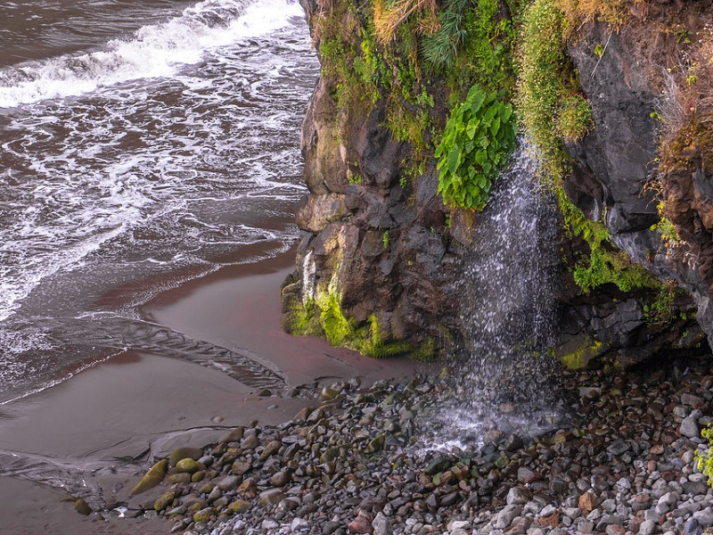 Het strand met zwart zand bij Seixal