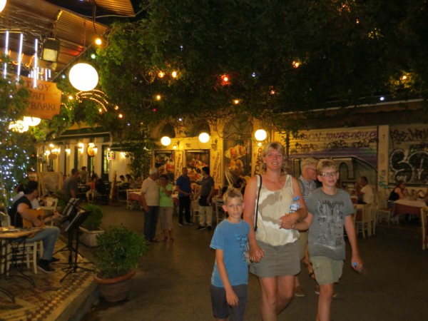 We wandelen door de gezellige wijk Plaka