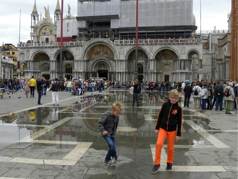 Stampen in de plassen op het San Marco plein