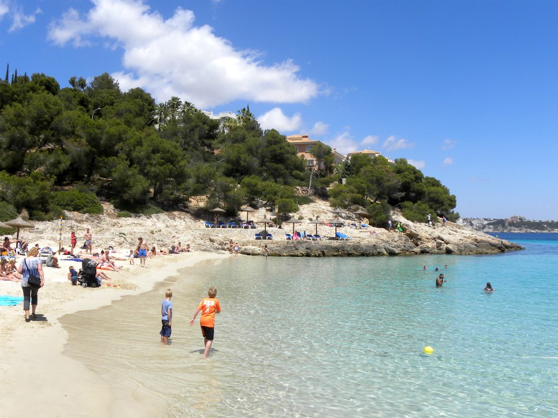 Zeb en Tycho op het strandje Platja Cala Comtesa