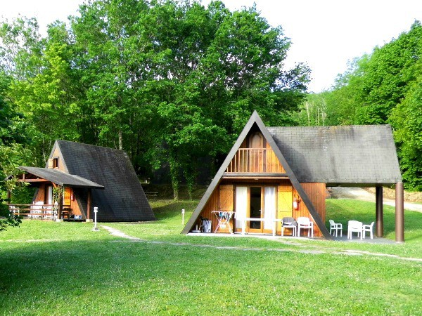 Een van de mooie A-chalets die er onder andere te boeken zijn voor een gezinsvakantie bij vakantiepark Platus in Frankrijk.