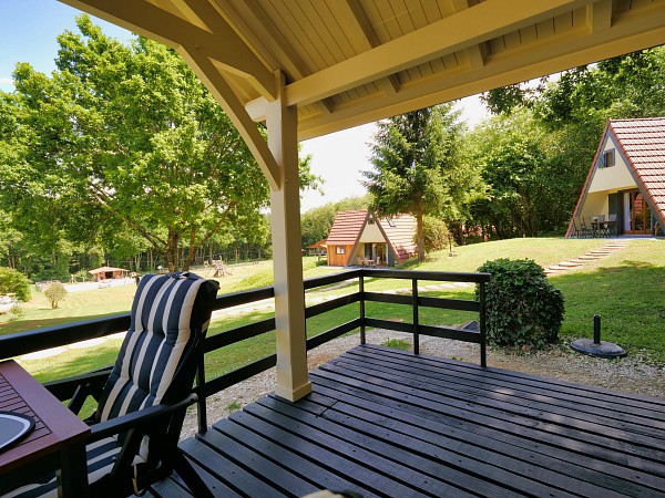 Zicht op de A-chalets vanaf de veranda