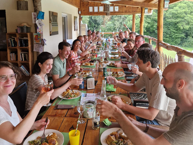 Gezelligheid aan tafel bij Platus