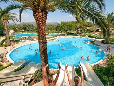Zwembad van camping Playa Montroig met waterglijbanen