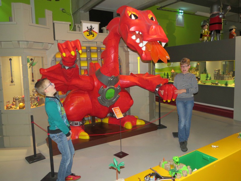 Levensgrote draak in de Playmobil tentoonstelling