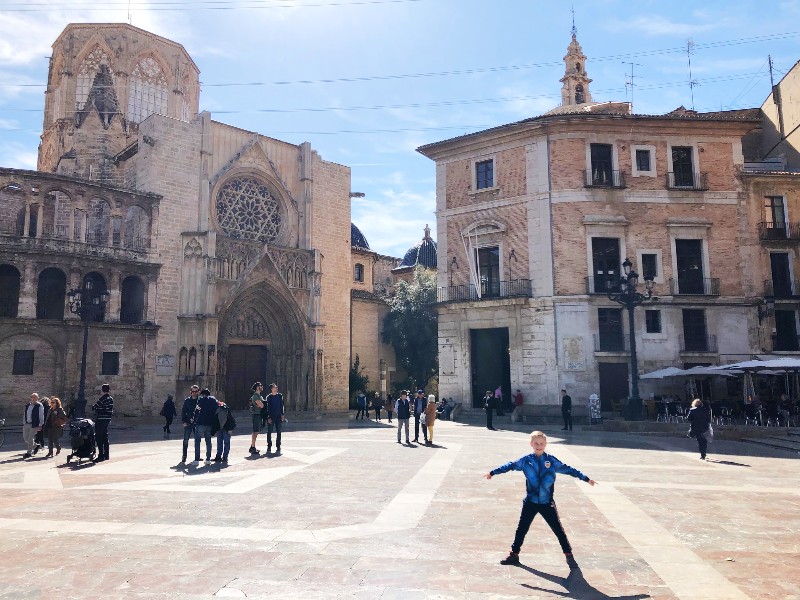 Op het Plaza de la Virgen in Valencia