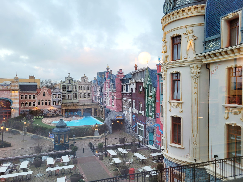 Uitzicht vanuit onze hotelkamer op de ingang van Plopsaqua