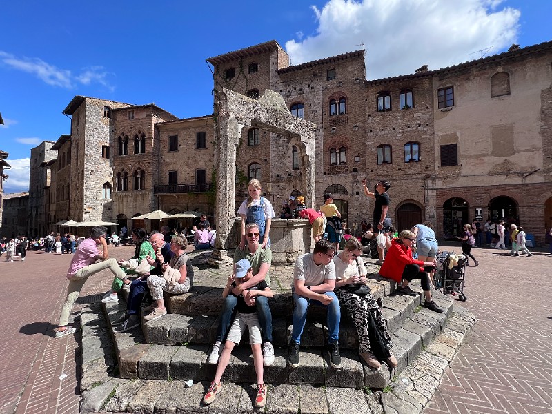 Even rusten op het plein van San Gimignano