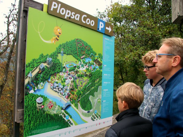 We bestuderen de plattegrond van Plopsa Coo