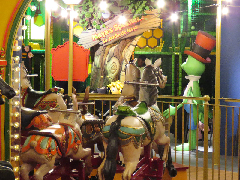 Het carrousel en de Maya speeltuin op de achtergrond