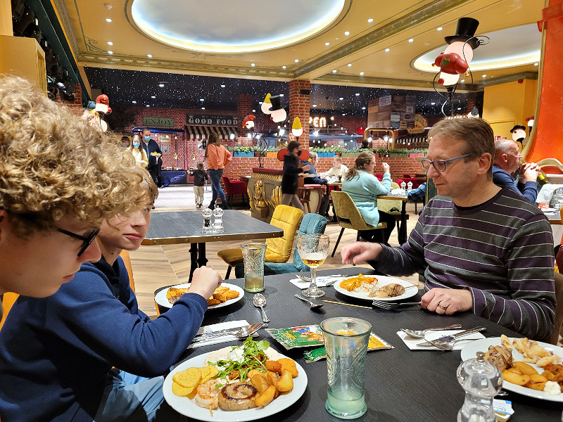 Smullen van het diner buffet
