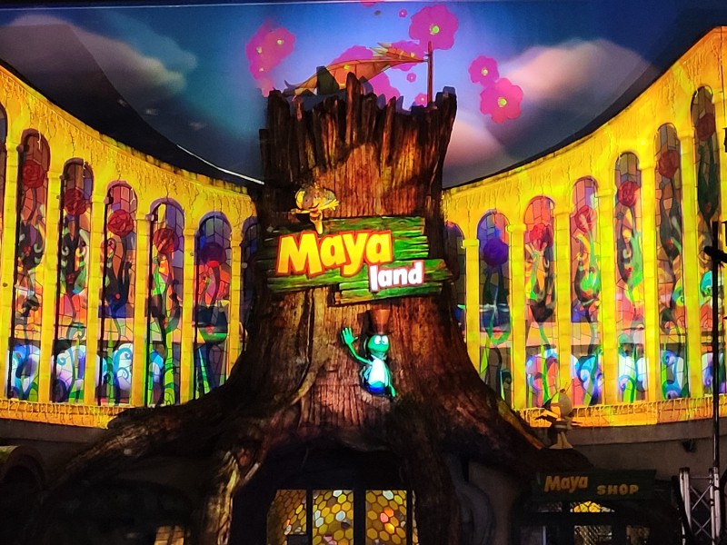 Luminaria op de gevel van Mayaland