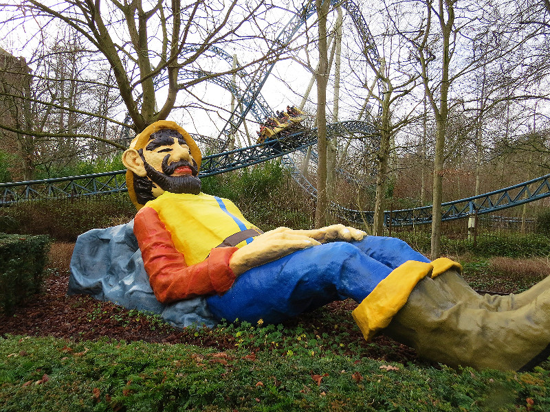 De reus in de tuin bij de achtbaan Anubis the Ride