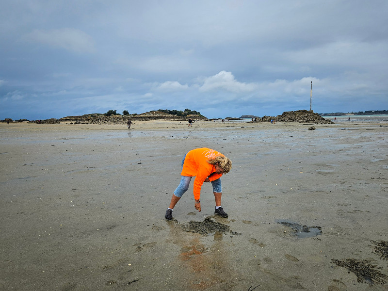 Sabine op zoek naar kokkels bij Pointe de Chevet