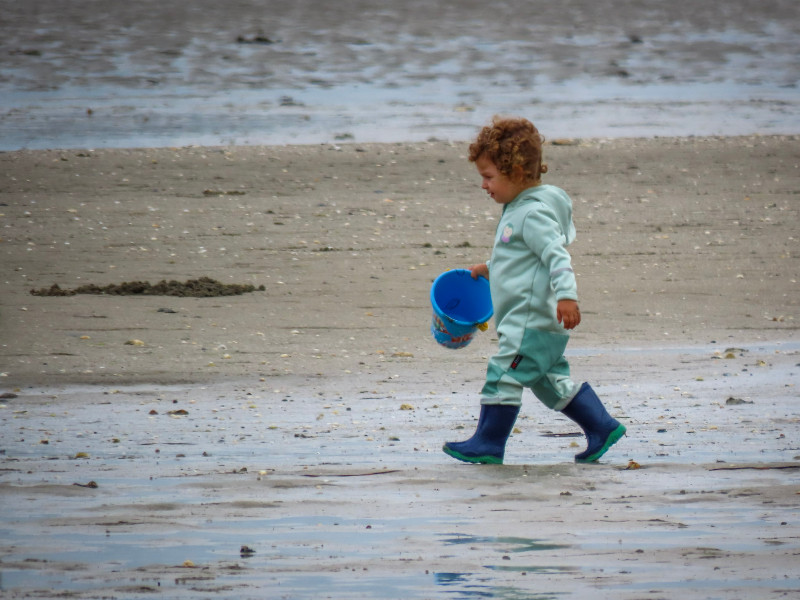 Meisje op zoek naar kokkels bij Pointe de Chevet